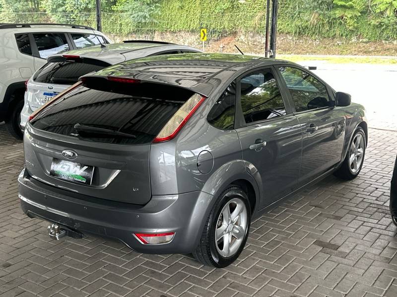 FORD - FOCUS - 2010/2011 - Cinza - R$ 42.900,00