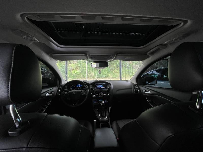 FORD - FOCUS - 2016/2016 - Branca - R$ 72.900,00