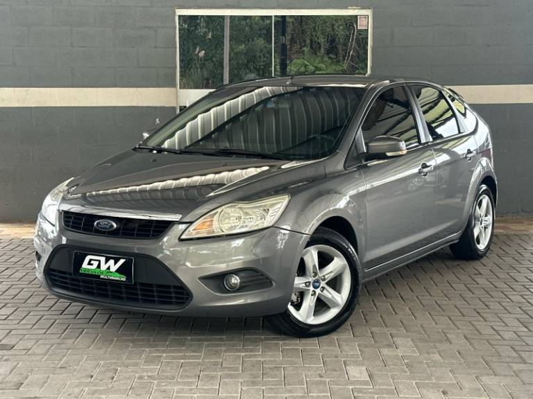 FORD - FOCUS - 2010/2011 - Cinza - R$ 42.900,00