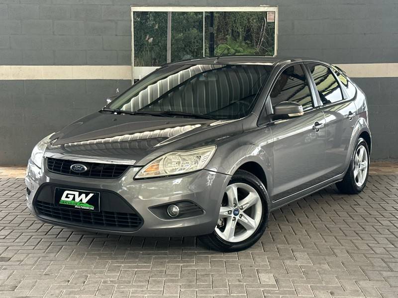 FORD - FOCUS - 2010/2011 - Cinza - R$ 42.900,00