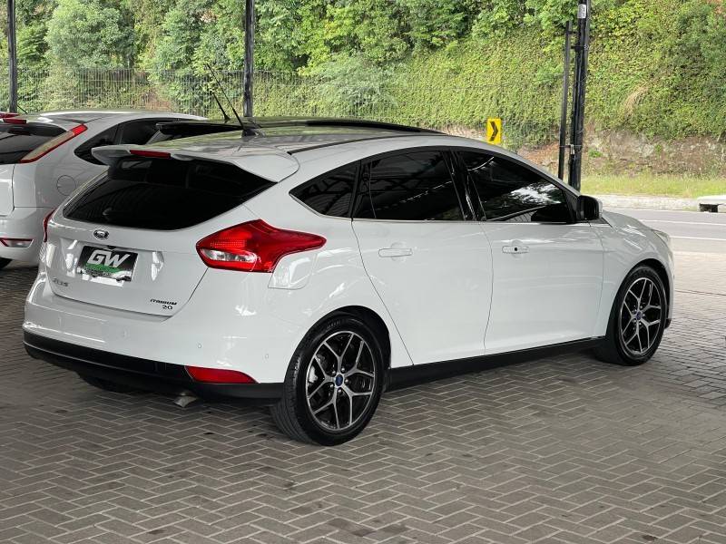 FORD - FOCUS - 2016/2016 - Branca - R$ 72.900,00