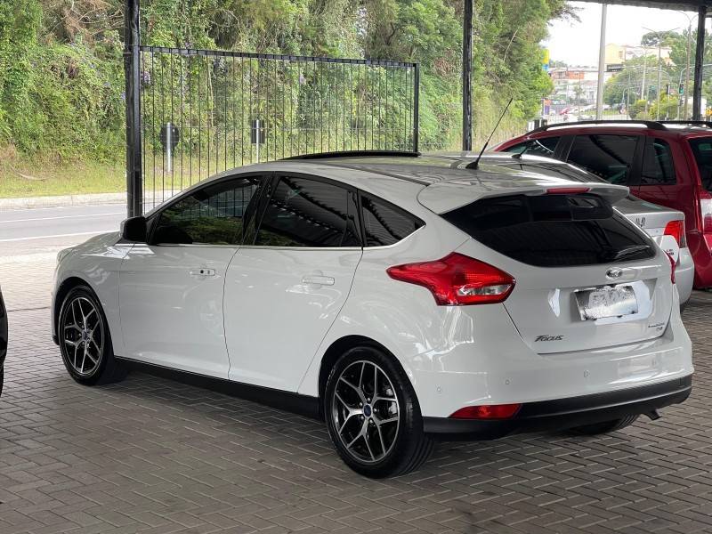FORD - FOCUS - 2016/2016 - Branca - R$ 72.900,00