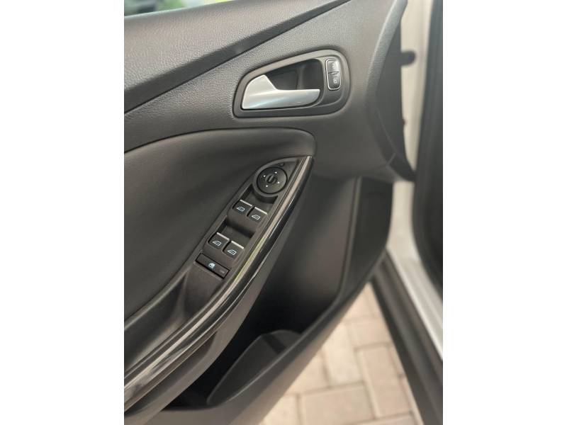 FORD - FOCUS - 2016/2016 - Branca - R$ 72.900,00