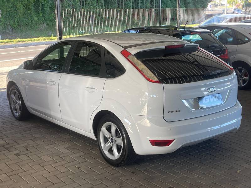 FORD - FOCUS - 2011/2012 - Branca - R$ 43.900,00