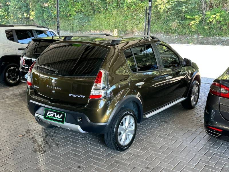 RENAULT - SANDERO - 2012/2013 - Verde - R$ 40.900,00