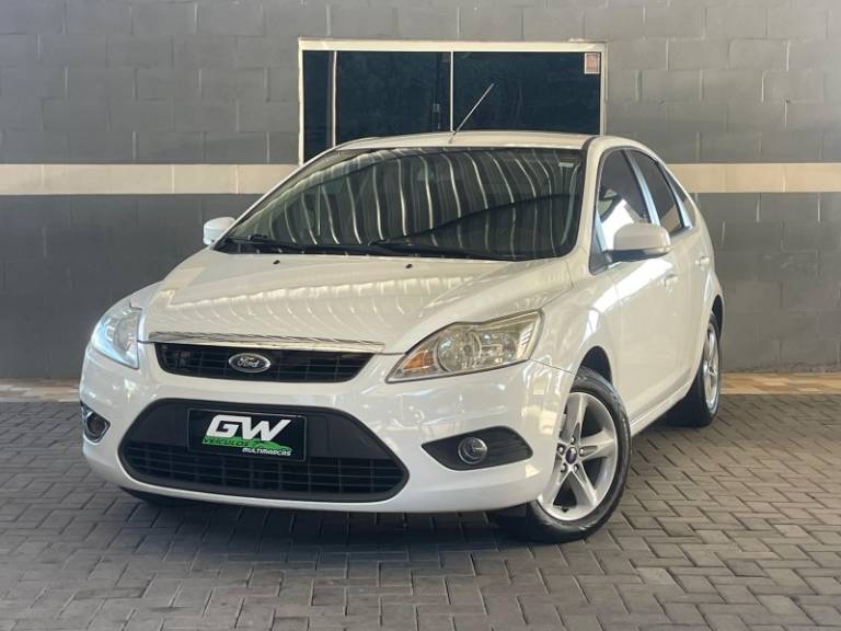 FORD - FOCUS - 2011/2012 - Branca - R$ 43.900,00