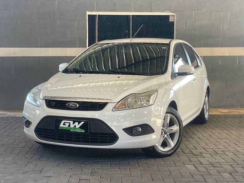 FORD - FOCUS - 2011/2012 - Branca - R$ 43.900,00