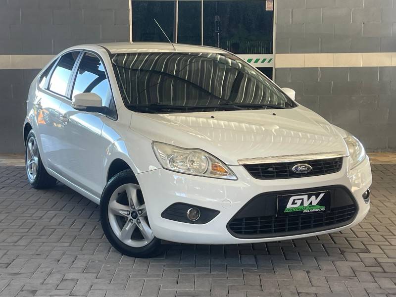 FORD - FOCUS - 2011/2012 - Branca - R$ 43.900,00