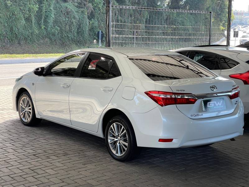 TOYOTA - COROLLA - 2015/2015 - Branca - R$ 88.900,00