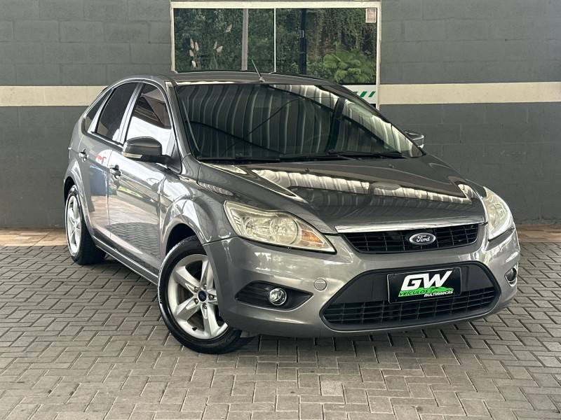 FORD - FOCUS - 2010/2011 - Cinza - R$ 42.900,00