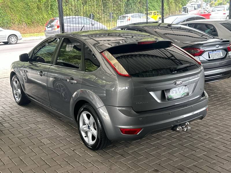 FORD - FOCUS - 2010/2011 - Cinza - R$ 42.900,00
