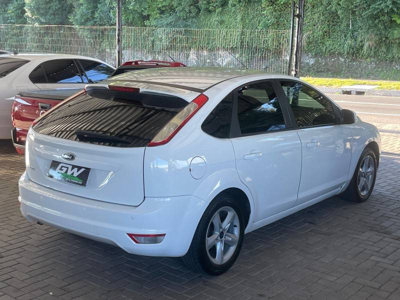 FORD - FOCUS - 2011/2012 - Branca - R$ 43.900,00
